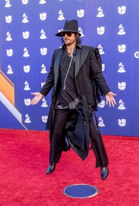 Chilean-Canadian singer Beto Cuevas poses on the red carpet during 26th Latin Grammy awarding ceremony at MGM Grand Garden Arena in Las Vegas, Nevada, USA, 13 November 2025. Latin Grammy awarding ceremony in Las Vegas !ACHTUNG: NUR REDAKTIONELLE NUTZUNG!  Copyright: xArmandoxArorizox USA6350 20251114-55018532914008_1008
