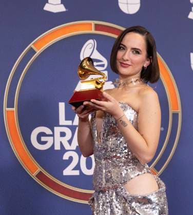 Chilean-Peruvian artist Shirel poses with her Best Rock Song award during 26th Latin Grammy awarding ceremony at MGM Grand Garden Arena in Las Vegas, Nevada, USA, 13 November 2025. Latin Grammy awarding ceremony in Las Vegas !ACHTUNG: NUR REDAKTIONELLE NUTZUNG!  Copyright: xArmandoxArorizox USA6320 20251114-55018533408_1