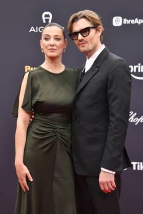 Alexandra Maria Lara and Sam Riley at the 77 Bambi Awards 2025 at the Bavaria Filmstudios Munich, 13 11 2025 Foto:xB.xInsingerx xFuturexImagex bambi_5201