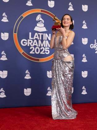 Chilean-Peruvian artist Shirel poses with her Best Rock Song award during 26th Latin Grammy awarding ceremony at MGM Grand Garden Arena in Las Vegas, Nevada, USA, 13 November 2025. Latin Grammy awarding ceremony in Las Vegas !ACHTUNG: NUR REDAKTIONELLE NUTZUNG!  Copyright: xArmandoxArorizox USA6319 20251114-55018533411_1