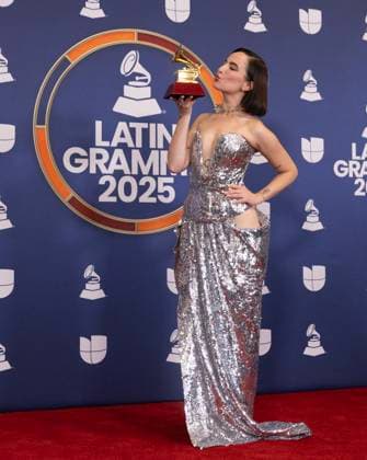 Chilean-Peruvian artist Shirel poses with her Best Rock Song award during 26th Latin Grammy awarding ceremony at MGM Grand Garden Arena in Las Vegas, Nevada, USA, 13 November 2025. Latin Grammy awarding ceremony in Las Vegas !ACHTUNG: NUR REDAKTIONELLE NUTZUNG!  Copyright: xArmandoxArorizox USA6321 20251114-55018533414_1