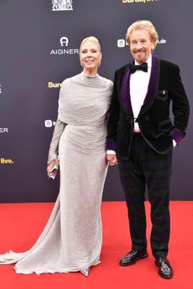 Thomas Gottschalk with his wife Karina Mroß at the 77 Bambi Awards 2025 in the Bavaria Filmstudios Munich, 13 11 2025 Foto:xB.xInsingerx xFuturexImagex bambi_5270