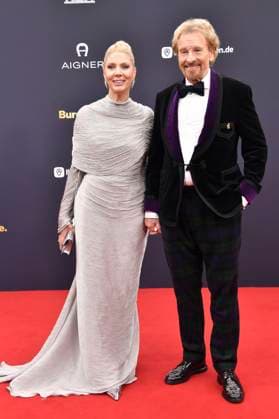 Thomas Gottschalk with his wife Karina Mroß at the 77 Bambi Awards 2025 in the Bavaria Filmstudios Munich, 13 11 2025 Foto:xB.xInsingerx xFuturexImagex bambi_5271