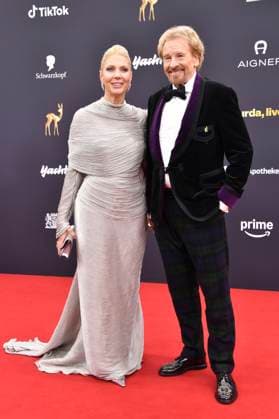 Thomas Gottschalk with his wife Karina Mroß at the 77 Bambi Awards 2025 in the Bavaria Filmstudios Munich, 13 11 2025 Foto:xB.xInsingerx xFuturexImagex bambi_5272