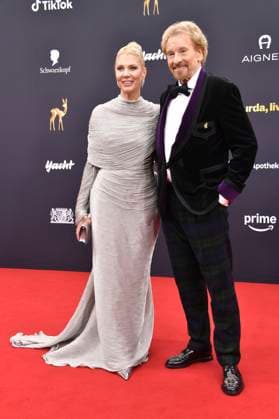 Thomas Gottschalk mit Ehefrau Karina Mroß bei der 77. Bambi-Verleihung 2025 in den Bavaria Filmstudios. München, 13.11.2025 *** Thomas Gottschalk with his wife Karina Mroß at the 77 Bambi Awards 2025 in the Bavaria Filmstudios Munich, 13 11 2025 Foto:xB.xInsingerx xFuturexImagex bambi_5273