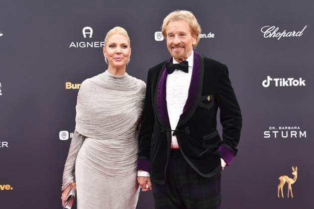 Thomas Gottschalk with his wife Karina Mroß at the 77 Bambi Awards 2025 in the Bavaria Filmstudios Munich, 13 11 2025 Foto:xB.xInsingerx xFuturexImagex bambi_5276