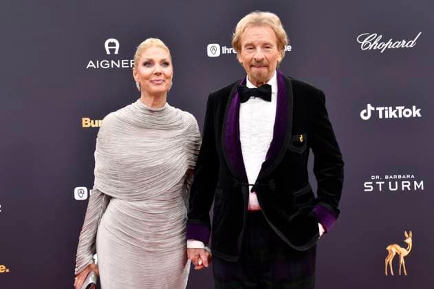 Thomas Gottschalk with his wife Karina Mroß at the 77 Bambi Awards 2025 in the Bavaria Filmstudios Munich, 13 11 2025 Foto:xB.xInsingerx xFuturexImagex bambi_5277