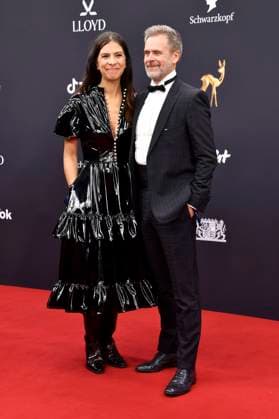 Matthias Matschke with partner Theresa Kronthaler at the 77 Bambi Awards 2025 at the Bavaria Film Studios in Munich, 13 11 2025 Foto:xB.xInsingerx xFuturexImagex bambi_5282