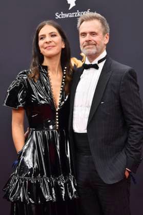 Matthias Matschke with partner Theresa Kronthaler at the 77 Bambi Awards 2025 at the Bavaria Film Studios in Munich, 13 11 2025 Foto:xB.xInsingerx xFuturexImagex bambi_5283