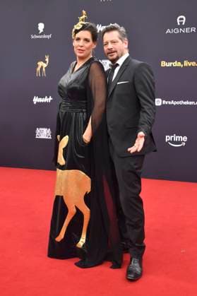 Elena Uhlig with partner Fritz Karl at the 77 Bambi Awards 2025 in the Bavaria Filmstudios Munich, 13 11 2025 Foto:xB.xInsingerx xFuturexImagex bambi_5332