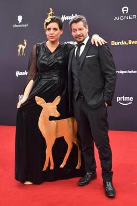 Elena Uhlig with partner Fritz Karl at the 77 Bambi Awards 2025 in the Bavaria Filmstudios Munich, 13 11 2025 Foto:xB.xInsingerx xFuturexImagex bambi_5333