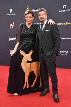 Elena Uhlig with partner Fritz Karl at the 77 Bambi Awards 2025 in the Bavaria Filmstudios Munich, 13 11 2025 Foto:xB.xInsingerx xFuturexImagex bambi_5334