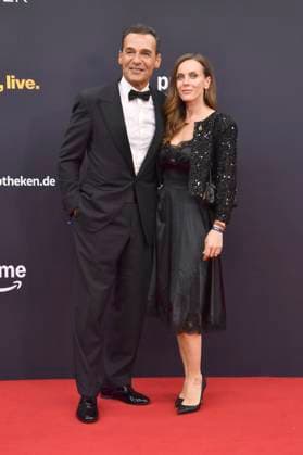Erol Sander with partner Rebecca Oehlmann at the 77 Bambi Awards 2025 in the Bavaria Filmstudios Munich, 13 11 2025 Foto:xB.xInsingerx xFuturexImagex bambi_5357