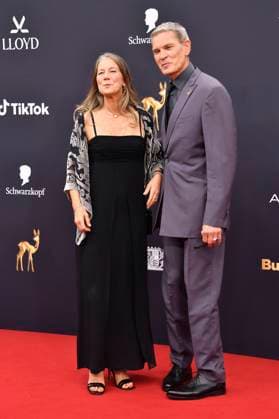 Götz Otto with his wife Sabine Otto at the 77 Bambi Awards 2025 in the Bavaria Filmstudios Munich, 13 11 2025 Foto:xB.xInsingerx xFuturexImagex bambi_5420