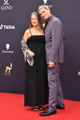 Götz Otto with his wife Sabine Otto at the 77 Bambi Awards 2025 in the Bavaria Filmstudios Munich, 13 11 2025 Foto:xB.xInsingerx xFuturexImagex bambi_5421