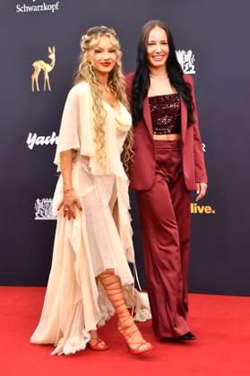 Shirin David and Alina Dalaslan Green at the 77 Bambi Awards 2025 in the Bavaria Filmstudios Munich, 13 11 2025 Foto:xB.xInsingerx xFuturexImagex bambi_5451