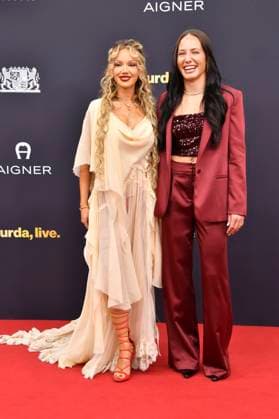 Shirin David and Alina Dalaslan Green at the 77 Bambi Awards 2025 in the Bavaria Filmstudios Munich, 13 11 2025 Foto:xB.xInsingerx xFuturexImagex bambi_5452