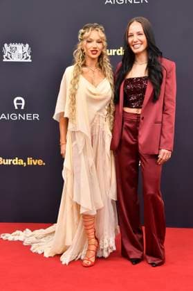 Shirin David and Alina Dalaslan Green at the 77 Bambi Awards 2025 in the Bavaria Filmstudios Munich, 13 11 2025 Foto:xB.xInsingerx xFuturexImagex bambi_5453