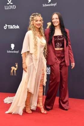Shirin David and Alina Dalaslan Green at the 77 Bambi Awards 2025 in the Bavaria Filmstudios Munich, 13 11 2025 Foto:xB.xInsingerx xFuturexImagex bambi_5454