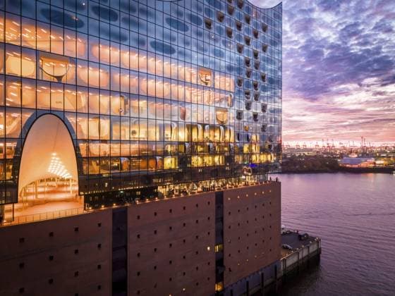 Luftaufnahme der Elbphilharmonie mit Spiegelungen an der Fassade im Abendlicht über dem Hafen, Hamburg, Deutschland Aerial view of the Elbe Philharmonic Hall with reflections on the façade in the evening light above the harbor, Hamburg, Germany Copyright: imageBROKER ThomasxLammeyer ibltlf15673223.jpg