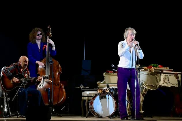 Sandro Giampietro, Leo Richartz and Helge Schneider live at a concert of the Ein Mann und seine Musik Tour in the Löbau exhibition hall, 13 11 2025 Foto:xM.xWehnertx xFuturexImagex schneider_loebau_5107