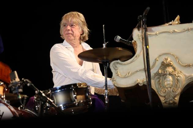 Helge Schneider live at a concert on his Ein Mann und seine Musik tour in the Löbau exhibition hall, 13 11 2025 Foto:xM.xWehnertx xFuturexImagex schneider_loebau_5117