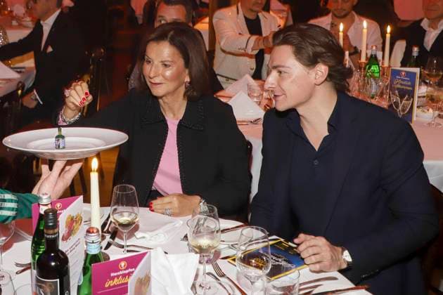 abb Palazzo Claudia Obert with boyfriend Max Suhr Entrepreneur at the premiere of Cornelia Poletto 10 Dinner Show PALAZZO Hier und Jetzt on 13 11 2025 in Hamburg Hamburg Germany