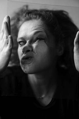 Verzerrtes Portät einer Frau hinter einer Glasscheibe Distorted portrait of a woman behind a pane of glass Copyright: imageBROKER FranziskaxRitter ibxadr15666581.jpg ,model released, Symbolfoto ,property released