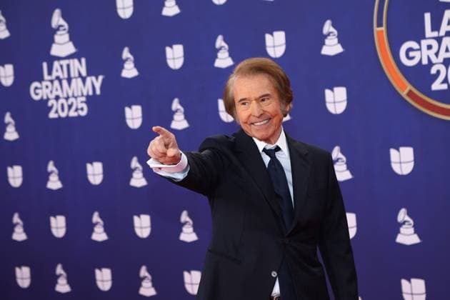 Raphael arrives for the 26th annual Latin Grammy Awards at the MGM Garden Arena in Las Vegas, Nevada on Thursday, November 13, 2025.  LAV20251113141 JAMESxATOA