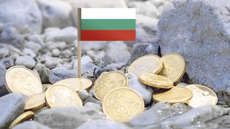 Bulgarische Flagge und Euromünzen am Flussufer, Auslandsinvestitionen, Geldwechsel und internationale Finanzen im Zusammenhang mit Bulgarien und der europäischen Wirtschaft Bulgarian Flag and euro coins on the riverbank, foreign investment, currency exchange, and international finance connected to Bulgaria and the European economy Copyright: imageBROKER LeandroxMacari ibxlem15654595.jpg