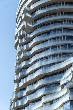 Detailaufnahme der geschwungenen Balkonfassade eines modernen Hochhauses, Tirana, Albanien Detailed view of the curved balcony façade of a modern high-rise building, Tirana, Albania Copyright: imageBROKER MichaelxClaushallman ibxmcl15651972.jpg