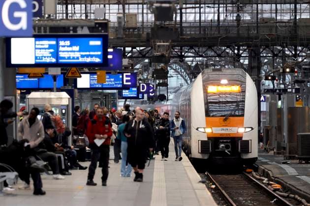 Impression vom Kölner Hauptbahnhof: Ein Rhein Ruhr Xpress steht am Gleis. Vom 14. bis 24. November 2025 kommt es wegen umfangreicher Bauarbeiten zu einer Sperrung des Hauptbahnhof in Köln. Fern- und Regionalzüge werden in dem Zeitraum über Köln-Deutz umgeleitet. (Themenbild, Symbolbild) Köln, 14.11.2025 NRW Deutschland *** Impression of Cologne Central Station A Rhein Ruhr Xpress standing on the track From 14 to 24 November 2025, Cologne Central Station will be closed due to extensive construction work Long-distance and regional trains will be rerouted via Cologne Deutz during this period Theme image, symbolic image Cologne, 14 11 2025 NRW Germany Copyright: xChristophxHardtx