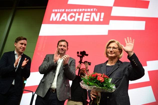 Saarlands Ministerpräsidentin Anke Rehlinger (SPD) wird beim Landesparteitag der SPD in Niederwürzbach am Freitag (14.11.2025) mit eigener Enthaltung einstimmig als Landesvorsitzende der Saar-SPD bestätigt im Beisein von Bundesfinanzminister Lars Klingbeil. *** Saarlands Minister-President Anke Rehlinger SPD is unanimously confirmed as state chairwoman of the Saar SPD with her own abstention at the SPD state party conference in Niederwürzbach on Friday 14 11 2025 in the presence of Federal Minister of Finance Lars Klingbeil bub