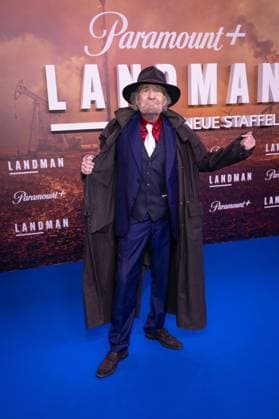 LANDMAN season 2 premiere Michael Mendl with hat and Sheriff Tranchcoat European premiere of LANDMAN season 2 at the Zoo Palast cinema in Berlin Copyright: xEventpressxFuhrx