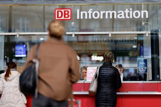 Impression vom Kölner Hauptbahnhof: Fahrgäste informieren sich in der Eingangshalle über Fahrpläne. Vom 14. bis 24. November 2025 kommt es wegen umfangreicher Bauarbeiten zu einer Sperrung des Hauptbahnhof in Köln. Fern- und Regionalzüge werden in dem Zeitraum über Köln-Deutz umgeleitet. (Themenbild, Symbolbild) Köln, 14.11.2025 NRW Deutschland *** Impression of Cologne Central Station Passengers find out about timetables in the entrance hall From 14 to 24 November 2025, Cologne Central Station will be closed due to extensive construction work Long-distance and regional trains will be diverted via Cologne Deutz during this period Theme image, symbolic image Cologne, 14 11 2025 NRW Germany Copyright: xChristophxHardtx