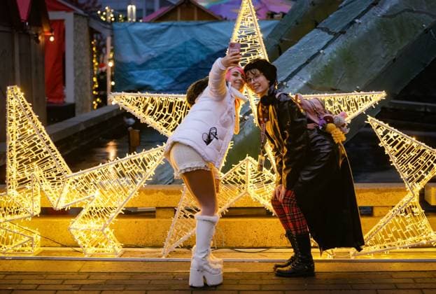 (251115) -- VANCOUVER, Nov. 15, 2025 -- Visitors pose for photos with the light installations at the Vancouver Christmas Market in Vancouver, British Columbia, Canada, Nov. 14, 2025. The annual festive event features more than 110 wooden huts offering various handicrafts, traditional European food, drink, and souvenirs, along with live performances. This year s market opened here on Thursday and will run until Dec. 24. (Photo by Xinhua) CANADA-VANCOUVER-CHRISTMAS MARKET LiangxSen