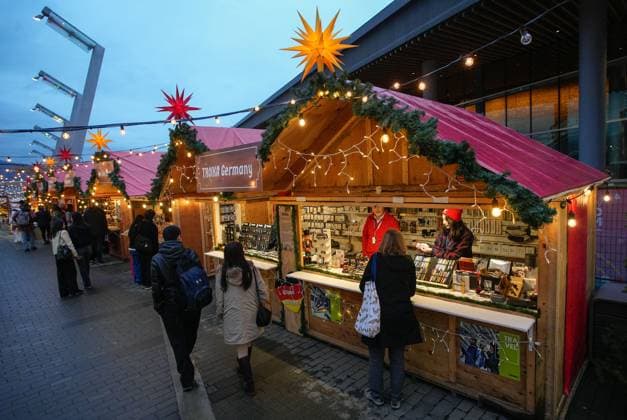 (251115) -- VANCOUVER, Nov. 15, 2025 -- People visit the Vancouver Christmas Market in Vancouver, British Columbia, Canada, Nov. 14, 2025. The annual festive event features more than 110 wooden huts offering various handicrafts, traditional European food, drink, and souvenirs, along with live performances. This year s market opened here on Thursday and will run until Dec. 24. (Photo by Xinhua) CANADA-VANCOUVER-CHRISTMAS MARKET LiangxSen