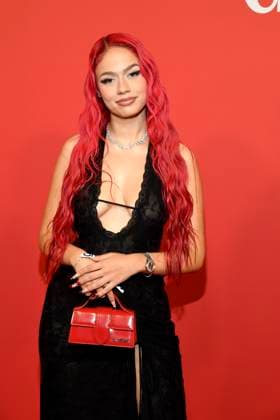 abb GlamourWomen Badmomzjay as a guest on the red carpet at the 3 GLAMOUR WOMEN OF THE YEAR AWARD at The Ritz Carlton Hotel Berlin on 14 11 2025 in Berlin Berlin Germany