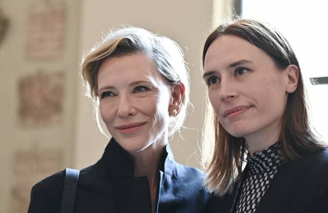 The Pope s audience with the film industry at the Vatican VATICAN CITY, VATICAN - NOVEMBER 15: US-Australian actress Cate Blanchett (L) poses next to Vanja Kaludjercic after Pope Leo XIV special audience attended by dozens of stars at the Vatican s Apostolic Palace in the Vatican on November 15, 2025. Isabella Bonotto Anadolu Vatican City Vatican. Editorial use only. Please get in touch for any other usage.  Copyright: x2025xAnadoluxIsabellaxBonottox