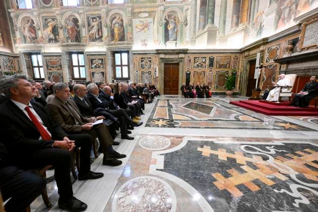 ITALY - POPE LEO XIV DURING A SPECIAL AUDIENCE WITH THE WORLD OF CINEMA AT THE APOSTOLIC PALACE AT THE VATICAN - 2025 11 15 Italy, Rome, Vatican, 2025 11 15. Pope Leo XIV hosting a special audience with the World of Cinema, at the Apostolic Palace, Vatican City. The Pope received a delegation of international actors, filmmakers and scriptwriters to deepen the dialogue between the Church and the world of cinema EDITORIAL USE ONLY - NO BOOKS Copyright: xVATICANxMEDIAx