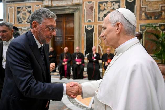 ITALY - POPE LEO XIV DURING A SPECIAL AUDIENCE WITH THE WORLD OF CINEMA AT THE APOSTOLIC PALACE AT THE VATICAN - 2025 11 15 Italy, Rome, Vatican, 2025 11 15. Pope Leo XIV greets Italian actor Sergio Castellitto during a special audience with the World of Cinema, at the Apostolic Palace, Vatican City. The Pope received a delegation of international actors, filmmakers and scriptwriters to deepen the dialogue between the Church and the world of cinema EDITORIAL USE ONLY - NO BOOKS Copyright: xVATICANxMEDIAx
