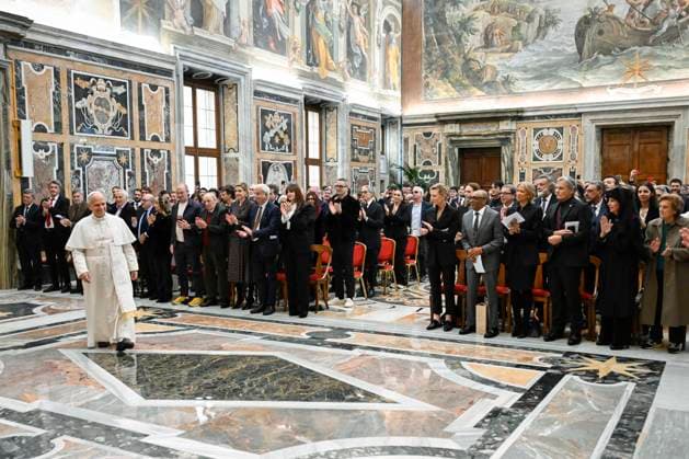 ITALY - POPE LEO XIV DURING A SPECIAL AUDIENCE WITH THE WORLD OF CINEMA AT THE APOSTOLIC PALACE AT THE VATICAN - 2025 11 15 Italy, Rome, Vatican, 2025 11 15. Pope Leo XIV hosting a special audience with the World of Cinema, at the Apostolic Palace, Vatican City. The Pope received a delegation of international actors, filmmakers and scriptwriters to deepen the dialogue between the Church and the world of cinema EDITORIAL USE ONLY - NO BOOKS Copyright: xVATICANxMEDIAx