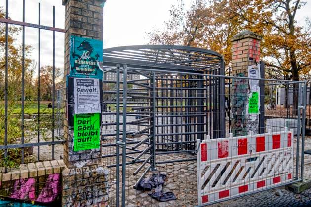 Görlitzer Park, Görli, Drehkreuz , Eingang Görlitzer Strasse. Die Drehtür wurde kurzzeitig entwendet und im Lohmühlenkanal versenkt. Der Görlitzer Park soll bis Jahresende umzäunt werden. 16 abschließbare Tore und 8 Drehkreuze sollen den Zugang na Görlitzer Park, Görli, Drehkreuz , Eingang Görlitzer Strasse. Die Drehtür wurde entwendet und im Lohmühlenkanal versenkt. Der Görlitzer Park soll bis Jahresende 2025 umzäunt werden. 16 abschließbare Tore und 8 Drehkreuze sollen den Zugang nachts sichern. Berlin-Kreuzberg *** Görlitzer Park, Görli, turnstile, entrance Görlitzer Strasse The revolving door was stolen for a short time and sunk in the Lohmühlenkanal Görlitzer Park is to be fenced in by the end of the year 16 lockable ga