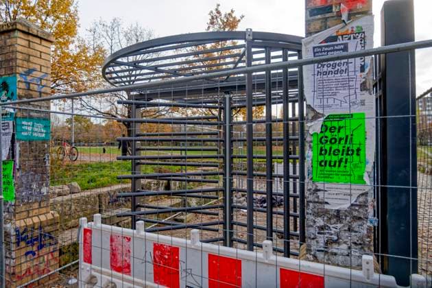 Görlitzer Park, Görli, Drehkreuz , Eingang Görlitzer Strasse. Die Drehtür wurde kurzzeitig entwendet und im Lohmühlenkanal versenkt. Der Görlitzer Park soll bis Jahresende umzäunt werden. 16 abschließbare Tore und 8 Drehkreuze sollen den Zugang na Görlitzer Park, Görli, Drehkreuz , Eingang Görlitzer Strasse. Die Drehtür wurde entwendet und im Lohmühlenkanal versenkt. Der Görlitzer Park soll bis Jahresende 2025 umzäunt werden. 16 abschließbare Tore und 8 Drehkreuze sollen den Zugang nachts sichern. Berlin-Kreuzberg *** Görlitzer Park, Görli, turnstile, entrance Görlitzer Strasse The revolving door was stolen for a short time and sunk in the Lohmühlenkanal Görlitzer Park is to be fenced in by the end of the year 16 lockable ga