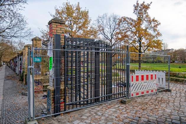 Görlitzer Park, Görli, Drehkreuz , Eingang Görlitzer Strasse. Die Drehtür wurde kurzzeitig entwendet und im Lohmühlenkanal versenkt. Der Görlitzer Park soll bis Jahresende umzäunt werden. 16 abschließbare Tore und 8 Drehkreuze sollen den Zugang na Görlitzer Park, Görli, Drehkreuz , Eingang Görlitzer Strasse. Die Drehtür wurde entwendet und im Lohmühlenkanal versenkt. Der Görlitzer Park soll bis Jahresende 2025 umzäunt werden. 16 abschließbare Tore und 8 Drehkreuze sollen den Zugang nachts sichern. Berlin-Kreuzberg *** Görlitzer Park, Görli, turnstile, entrance Görlitzer Strasse The revolving door was stolen for a short time and sunk in the Lohmühlenkanal Görlitzer Park is to be fenced in by the end of the year 16 lockable ga