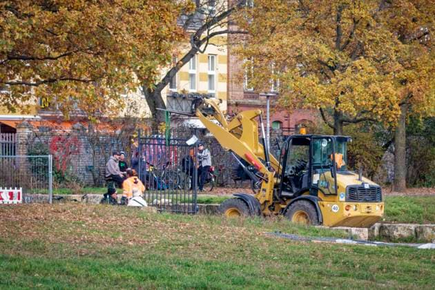 Görlitzer Park, Görli, Drehkreuz , Eingang Görlitzer Strasse. Die Drehtür wurde kurzzeitig entwendet und im Lohmühlenkanal versenkt. Der Görlitzer Park soll bis Jahresende umzäunt werden. 16 abschließbare Tore und 8 Drehkreuze sollen den Zugang na Görlitzer Park, Görli, Drehkreuz , Eingang Görlitzer Strasse. Die Drehtür wurde entwendet und im Lohmühlenkanal versenkt. Der Görlitzer Park soll bis Jahresende 2025 umzäunt werden. 16 abschließbare Tore und 8 Drehkreuze sollen den Zugang nachts sichern. Berlin-Kreuzberg *** Görlitzer Park, Görli, turnstile, entrance Görlitzer Strasse The revolving door was stolen for a short time and sunk in the Lohmühlenkanal Görlitzer Park is to be fenced in by the end of the year 16 lockable ga