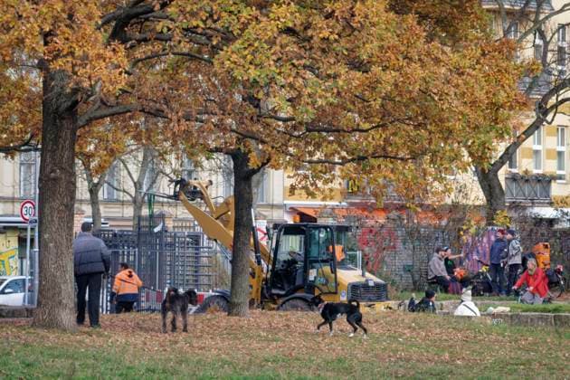 Görlitzer Park, Görli, Drehkreuz , Eingang Görlitzer Strasse. Die Drehtür wurde kurzzeitig entwendet und im Lohmühlenkanal versenkt. Der Görlitzer Park soll bis Jahresende umzäunt werden. 16 abschließbare Tore und 8 Drehkreuze sollen den Zugang na Görlitzer Park, Görli, Drehkreuz , Eingang Görlitzer Strasse. Die Drehtür wurde entwendet und im Lohmühlenkanal versenkt. Der Görlitzer Park soll bis Jahresende 2025 umzäunt werden. 16 abschließbare Tore und 8 Drehkreuze sollen den Zugang nachts sichern. Berlin-Kreuzberg *** Görlitzer Park, Görli, turnstile, entrance Görlitzer Strasse The revolving door was stolen for a short time and sunk in the Lohmühlenkanal Görlitzer Park is to be fenced in by the end of the year 16 lockable ga