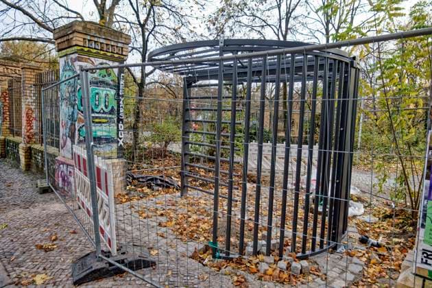 Görlitzer Park, Görli, Drehkreuz , Eingang Görlitzer Strasse. Die Drehtür wurde kurzzeitig entwendet und im Lohmühlenkanal versenkt. Der Görlitzer Park soll bis Jahresende umzäunt werden. 16 abschließbare Tore und 8 Drehkreuze sollen den Zugang na Görlitzer Park, Görli, Drehkreuz , Eingang Görlitzer Strasse. Die Drehtür wurde entwendet und im Lohmühlenkanal versenkt. Der Görlitzer Park soll bis Jahresende 2025 umzäunt werden. 16 abschließbare Tore und 8 Drehkreuze sollen den Zugang nachts sichern. Berlin-Kreuzberg *** Görlitzer Park, Görli, turnstile, entrance Görlitzer Strasse The revolving door was stolen for a short time and sunk in the Lohmühlenkanal Görlitzer Park is to be fenced in by the end of the year 16 lockable ga