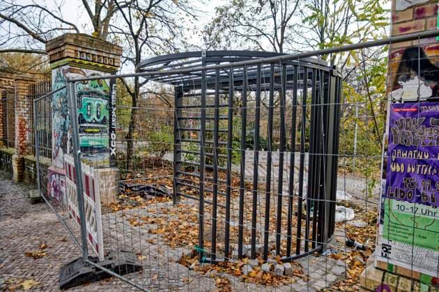 Görlitzer Park, Görli, Drehkreuz , Eingang Görlitzer Strasse. Die Drehtür wurde kurzzeitig entwendet und im Lohmühlenkanal versenkt. Der Görlitzer Park soll bis Jahresende umzäunt werden. 16 abschließbare Tore und 8 Drehkreuze sollen den Zugang na Görlitzer Park, Görli, Drehkreuz , Eingang Görlitzer Strasse. Die Drehtür wurde entwendet und im Lohmühlenkanal versenkt. Der Görlitzer Park soll bis Jahresende 2025 umzäunt werden. 16 abschließbare Tore und 8 Drehkreuze sollen den Zugang nachts sichern. Berlin-Kreuzberg *** Görlitzer Park, Görli, turnstile, entrance Görlitzer Strasse The revolving door was stolen for a short time and sunk in the Lohmühlenkanal Görlitzer Park is to be fenced in by the end of the year 16 lockable ga