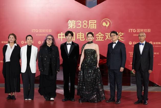 XIAMEN, CHINA - NOVEMBER 15: The cast and crew of Big World arrive at the red carpet for the closing ceremony during the 38th China Golden Rooster Awards on November 15, 2025 in Xiamen, Fujian Province of China.  Copyright: xVCGx 111604071534